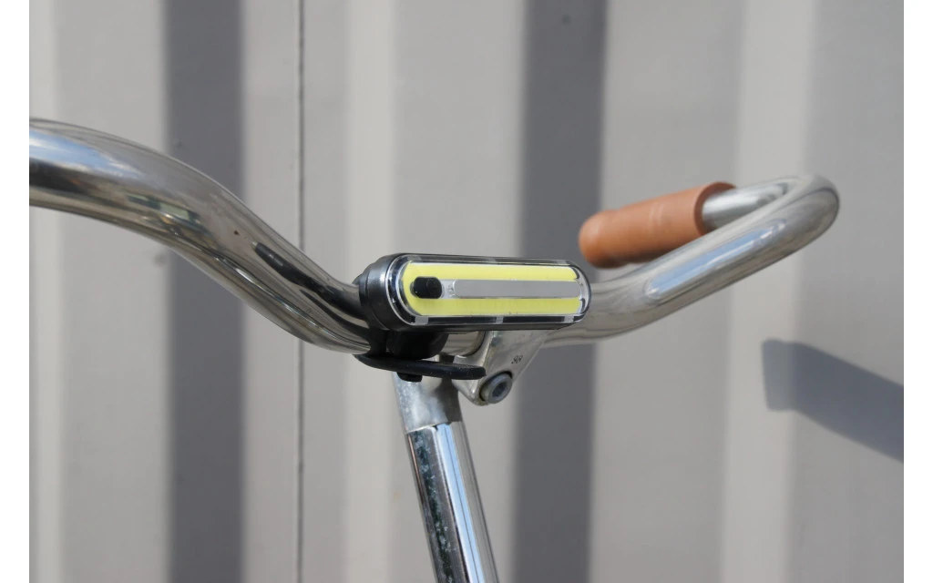 URBAN PROOF Feu Vélo Avant Puissant Rechargeable USB – Image 2